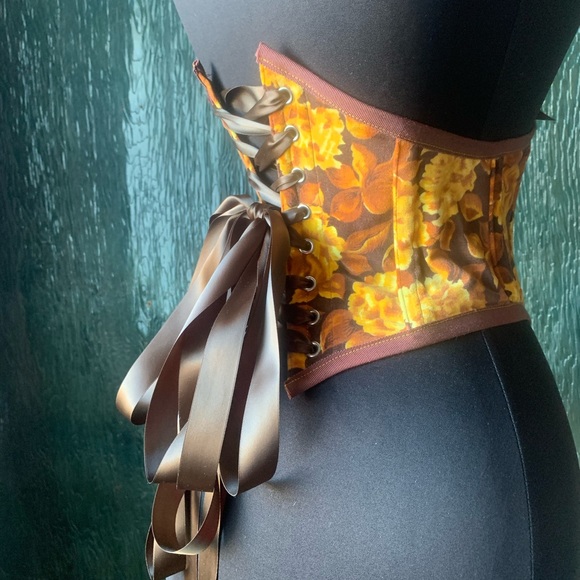 Sample sale ready to ship 22” underbust corset handmade by La Belle Fairy - Picture 3 of 5